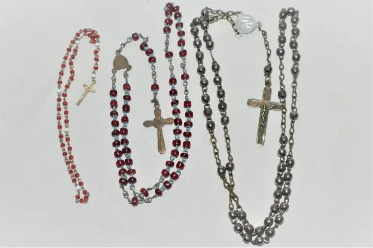 -3 CHAPELETS ANCIENS 1 METAL LOURDES 1 Perles rouges & 1 Petit enfant ou poupée