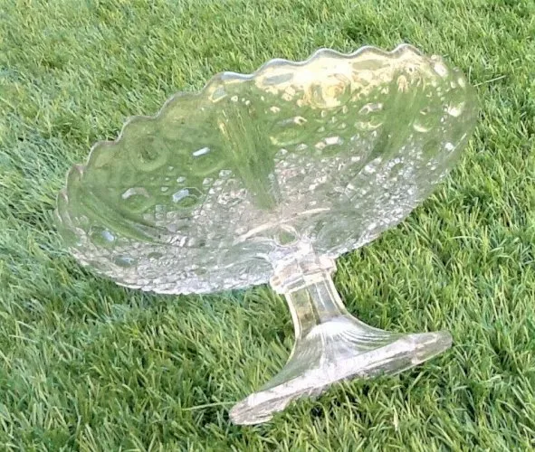 Années 70 Coupe sur pied verre moulé décor perlé Diamètre : 210mm...