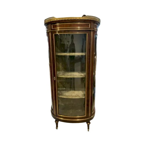 Vitrine Napoléon III en demi lune acajou et moulure de laiton