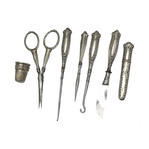 *SERVICE à COUTURE ARGENT Poinçon Sanglier CISEAUX Dé CROCHETS PORTE AIGUILLES