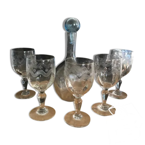 Verres à pied et carafe