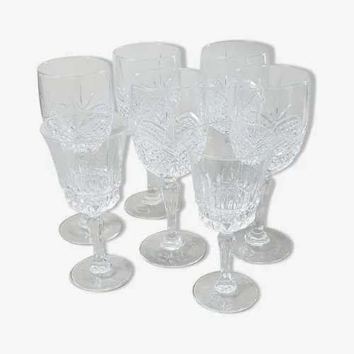 Verres dépareillés, anciens, verre travaillé, bon état général.