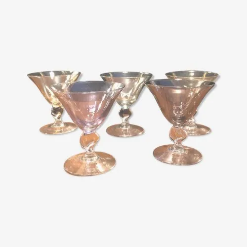 Verres en cristal de couleur irisés sur pieds tournés.