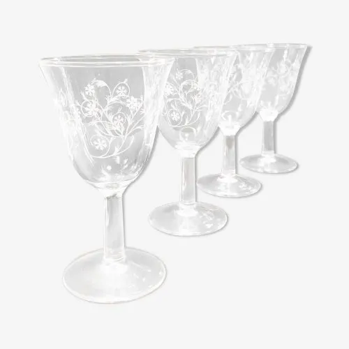 Verres à vin esprit art déco en cristal.