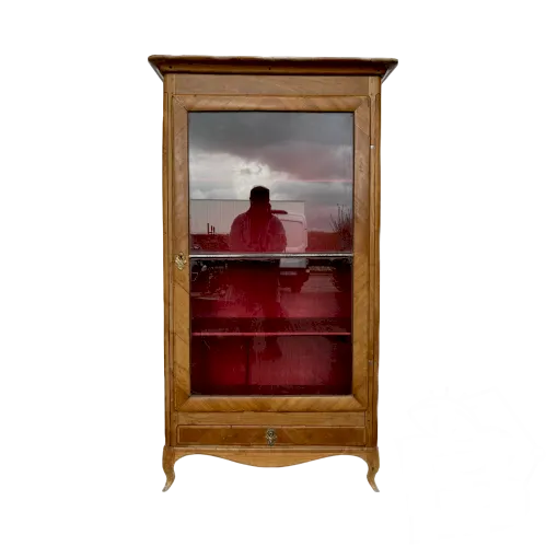 Vitrine de style Louis XV en bois de merisier et placage XIX siècle