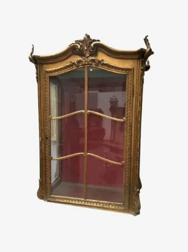Vitrine louis XV Vitrine en bois doré / Vitrine murale