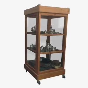 vitrine sur roulette pour présentation en sapin