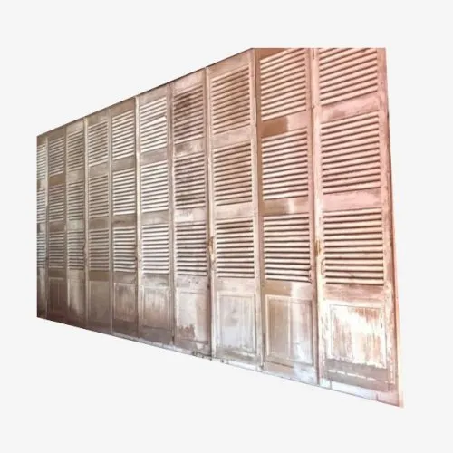 Volets a persiennes Suite de quinze volets persiennes en chêne massif